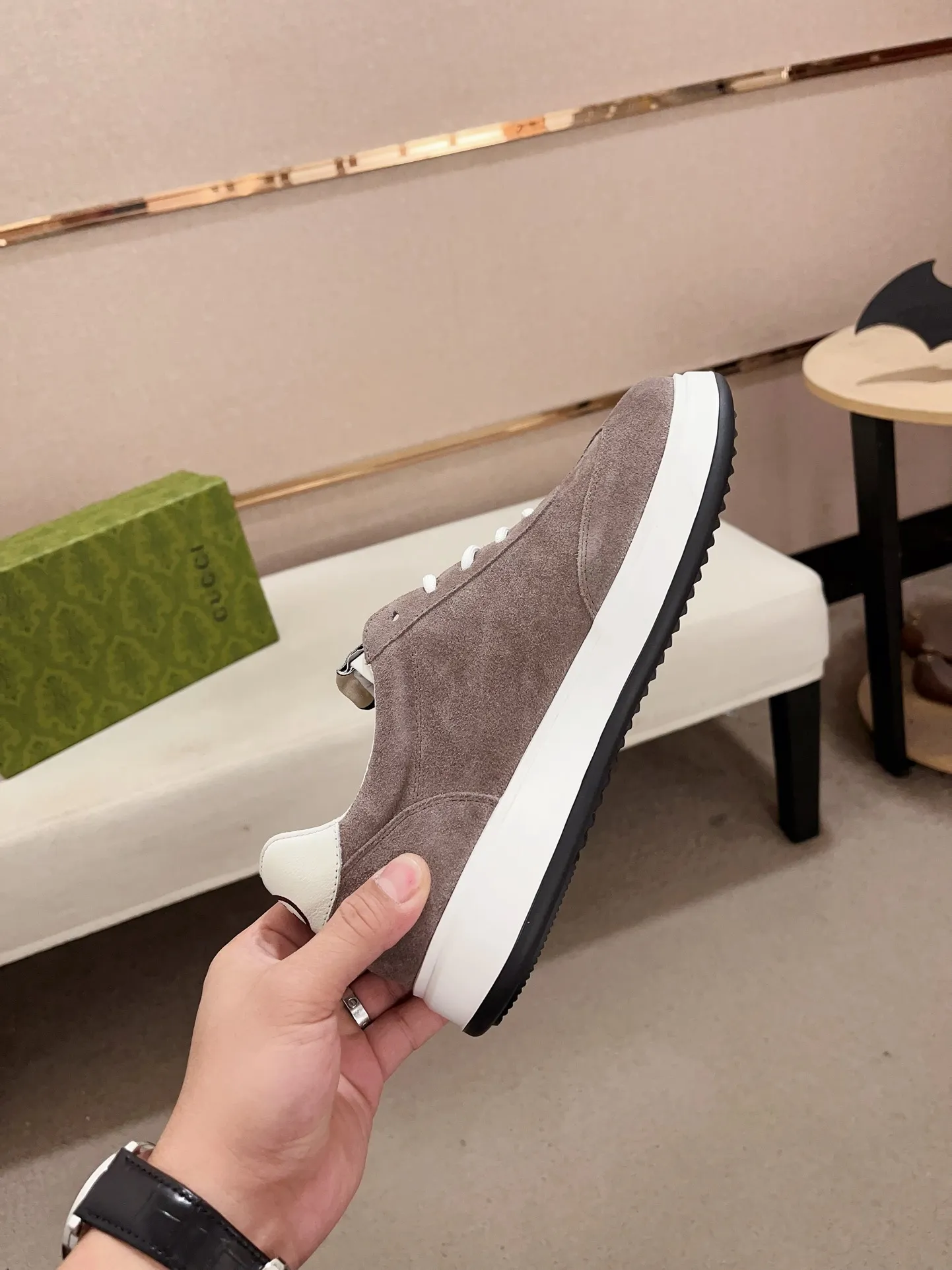 Men's shoes 💰 462 💰 High-quality new GUCCI counters are launched simultaneously. The new men's shoes, 😘fabrics are selected from imported cowhide, and the lining is sheepskin lining. 👍🏿 High-end ☄️ air-cushion molded anti-slip rubber outsole, exquisite lines, simple and elegant, comfortable and high-end for leisure travel. Code number: 38 to 44 (45 can be customized and cannot be returned or exchanged)